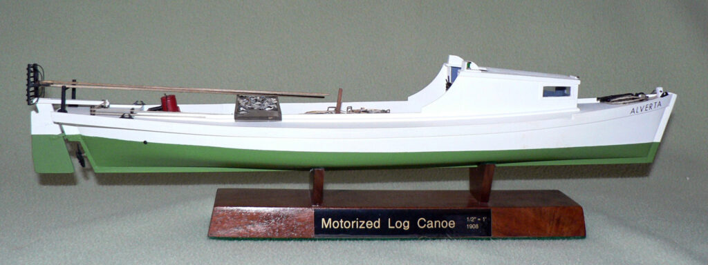 Model of motorized log canoe Alverta - Starboard side