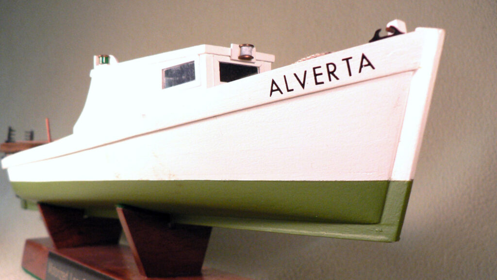 Model of motorized log canoe Alverta - Low-angle view from starboard bow