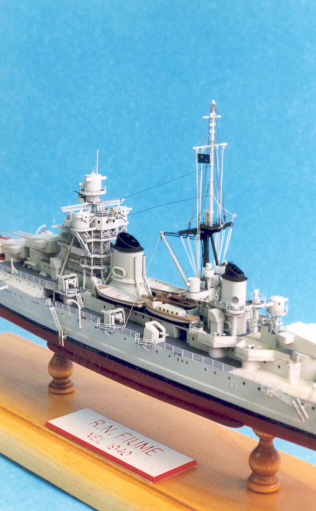 Model of Italian heavy-cruiser Fiume - Midship, from port quarter