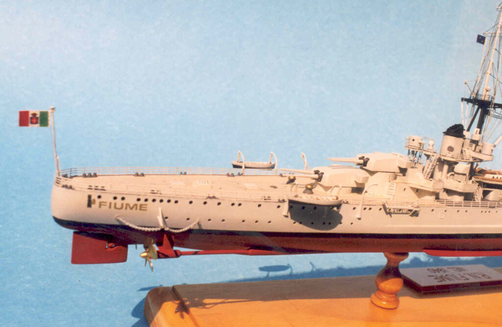 Model of Italian heavy-cruiser Fiume - Stern