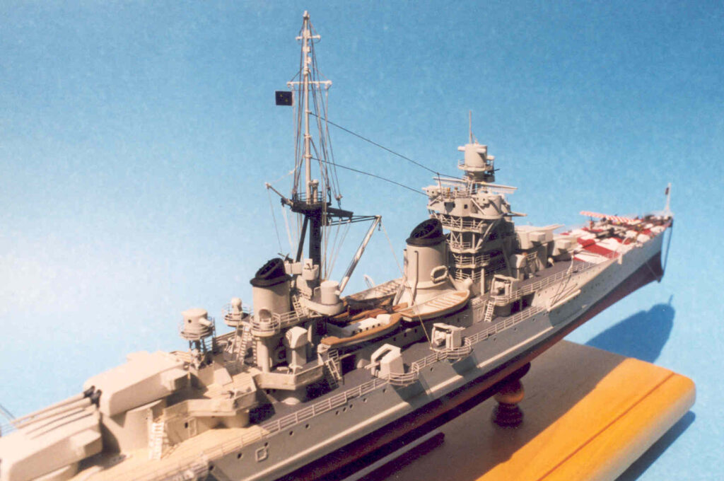 Model of Italian heavy-cruiser Fiume - Midship and foredeck from starboard quarter