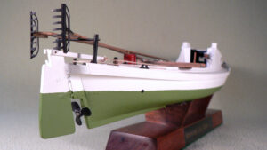 Model of motorized log canoe Alverta - Low-angle view from starboard quarter