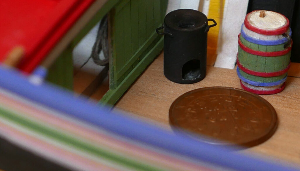 Model of a Portuguese Culé - water barrel and stove, with 5 Euro cent piece for scale