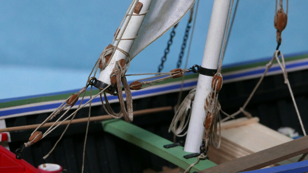 Model of a Portuguese Culé - mast step and yard tackle